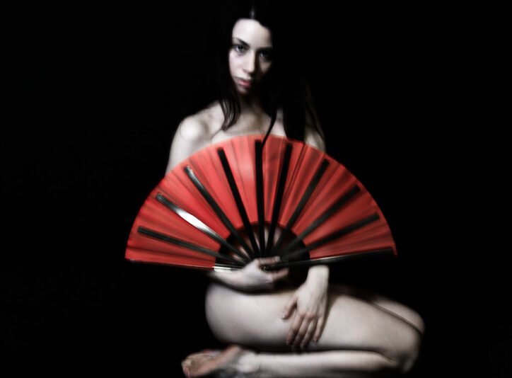 ritratto donna con ICM e ventaglio rosso